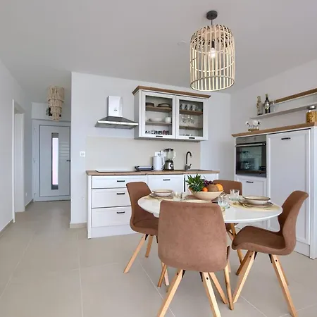 Apartament Larus *