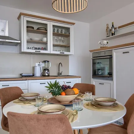 Larus Apartment *