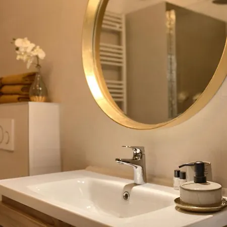 Larus Apartment *